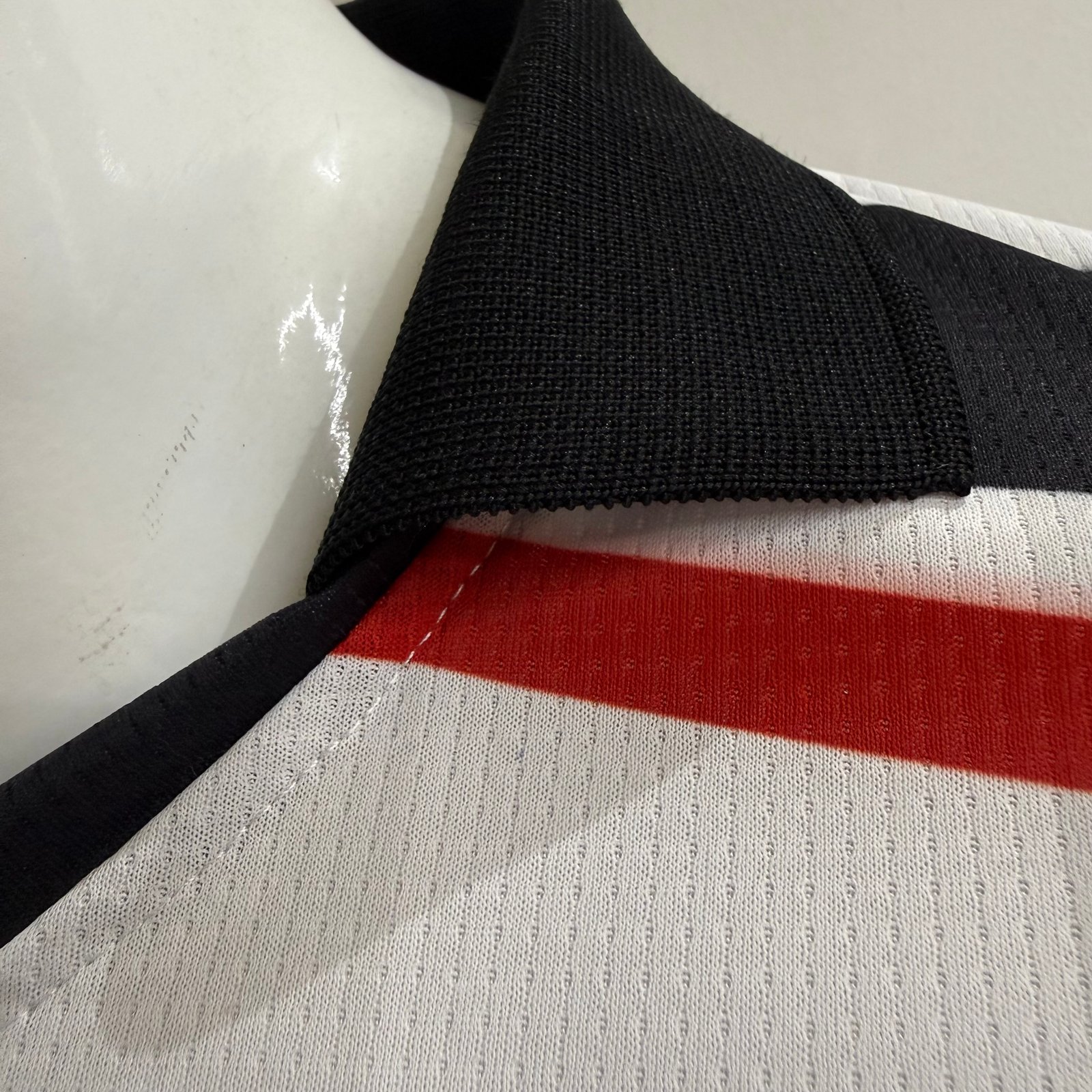 M UNITED 1997/98 FIVE SLEEVE JERSEY Detail