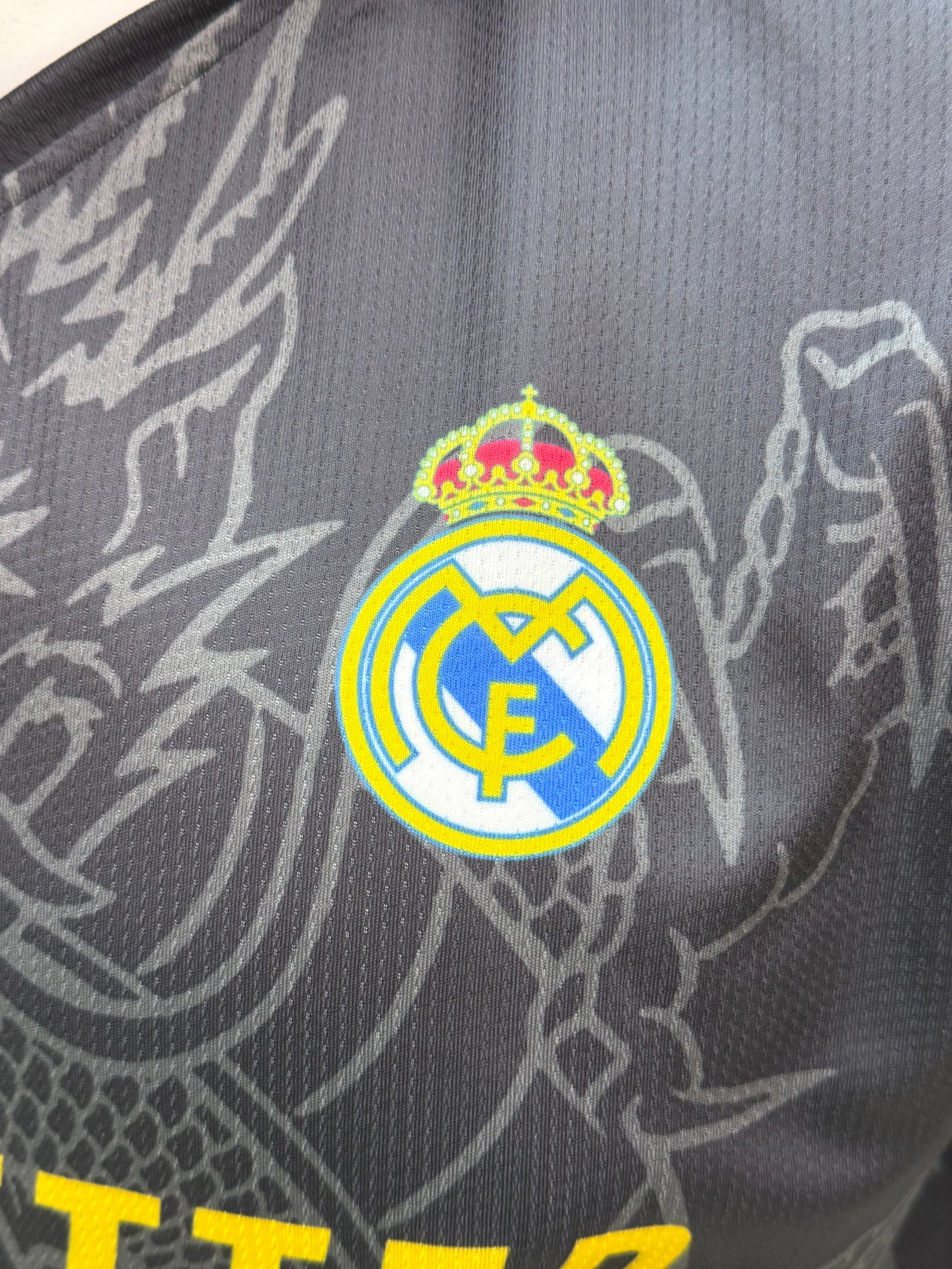REAL MADRID DRAGON EDITION FIVE SLEEVE JERSEY Detail