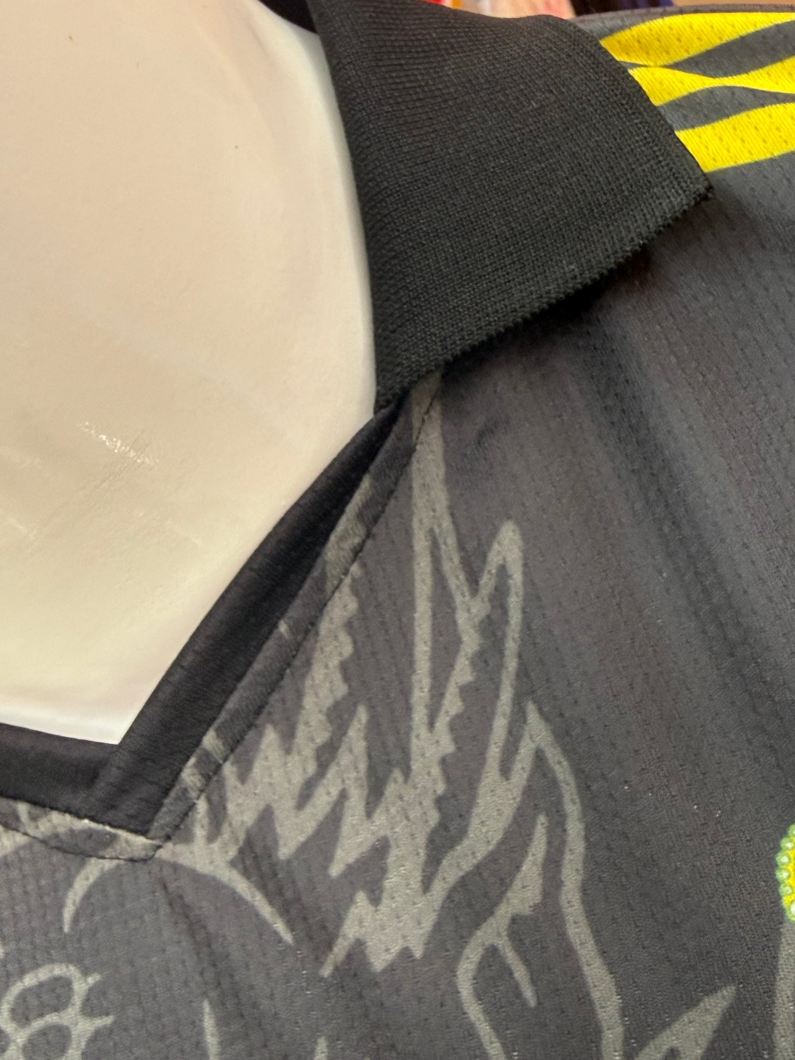 REAL MADRID DRAGON EDITION FIVE SLEEVE JERSEY Detail